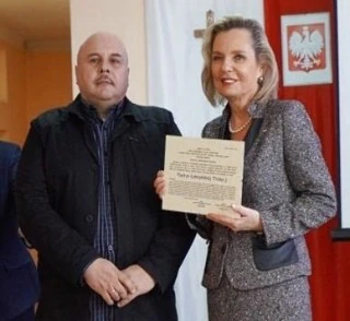 Pani Minister Anna Maria Anders z dyplomem Piastuna Łomżyńskiej Tradycji i Wojciech Winko - sekretarz Łomżyńskiego Bractwa Historycznego