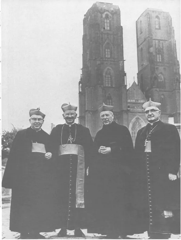 Na tle katedry wrocławskiej w towarzystwie kardynałów Jana Króla z USA i Araiza Tabery z Hiszpanii oraz abpA Bolesława Kominka