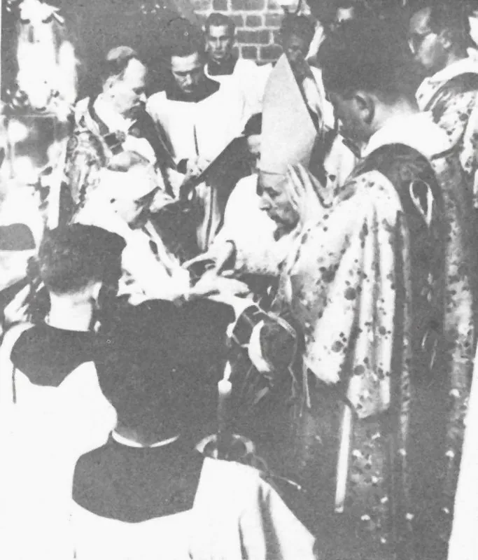 Namaszcza ręce biskupowi Wilhelmowi Plucie, ordynariuszowi gorzowskiemu
