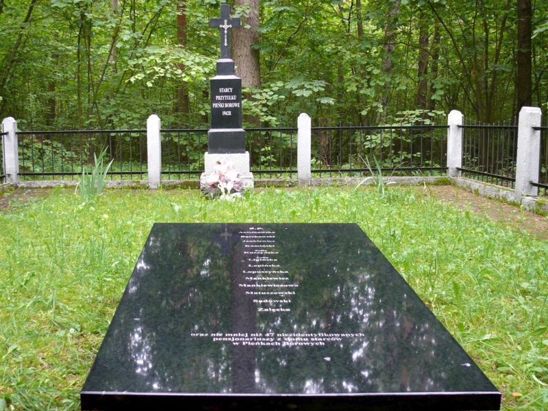 Odremontowany grób starców z Pieńk Borowych