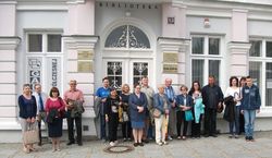 Zdjęcie uczestników spotkania przed siedzibą ŁTN- u