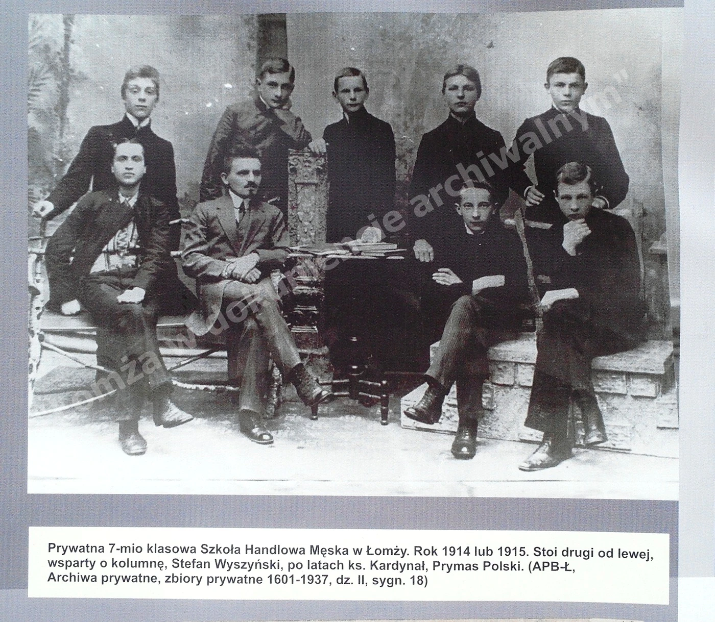 Drugi z lewej w górnym rzędzie: Prymas Polski Stefan Wyszyński w wieku gimnazjalnym