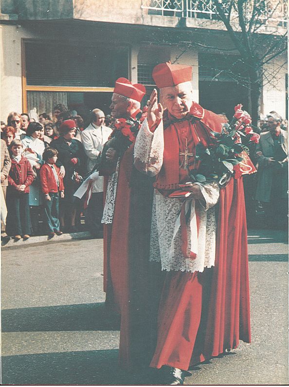 Wraz z kard. Karolem Wojtyłą idzie w procesji świętowojciechowej ulicami Gniezna