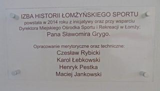 Izba Historii Łomżyńskiego Sportu, powód do naszej dumy - czy … do przemilczenia ? Tabliczka honorująca twórców Izby Historii Łomżyńskiego Sportu