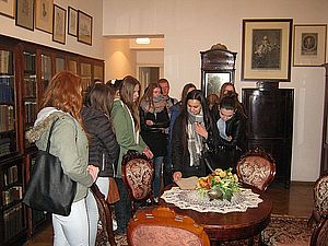 Uczniowie Szkół Ekonomicznych zwiedzają siedzibę ŁTN i gabinet Janiny i Piotra Bańkowskich