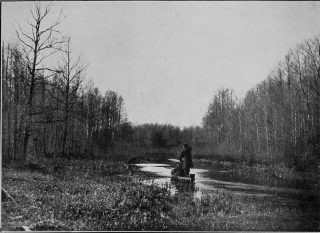 Jak trzeba było, to my na łódkach Woźnawieńskim kanałem do Kuligów jechali. Foto 1937 r.