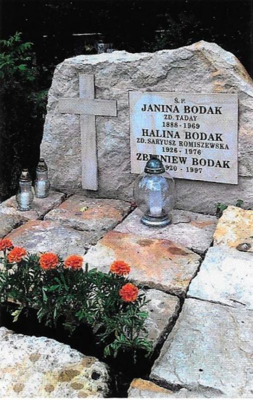 Janina pochowana jest we Wrocławiu wraz z najstarszym synem Zbigniewmi jego małżonkąHaliną z Saryusz Romaszewskich