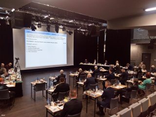 Dzieje się historia, czyli historyczne posiedzenie Rady Miasta Łomży w Hali Kultury (dawnej Hali Targowej)